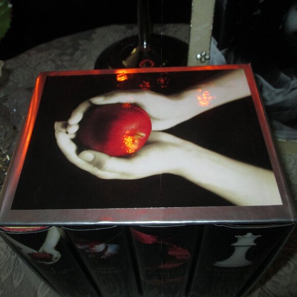 Twilight Box Set/Hardcover - Picture 3 of 14